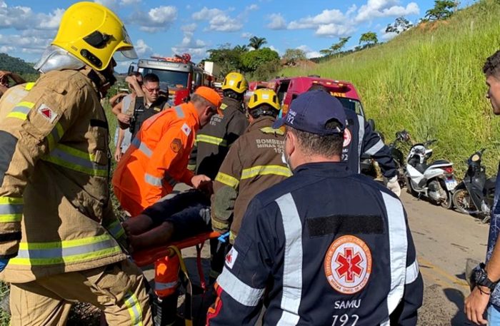 Acidente na BR-116 entre veículo e um ônibus deixa uma pessoa ferida