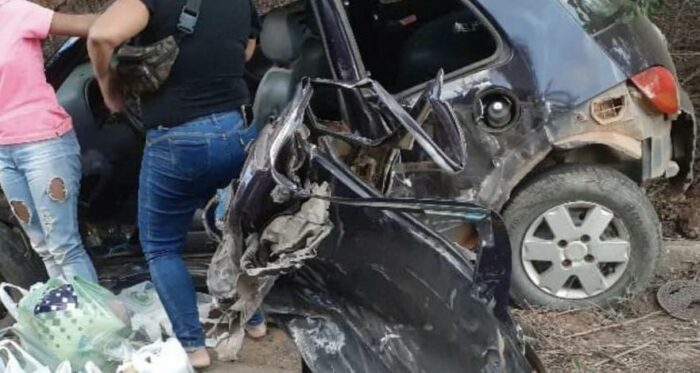 Acidente entre carro e caminhão na MG-329