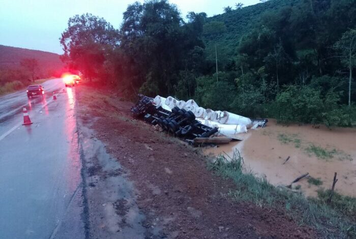 Caminhão tomba na BR-116 em São Pedro Avaí