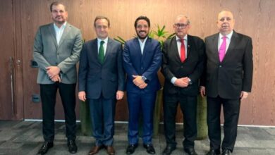 O prefeito Márcio Victor (centro) foi recebido pelo presidente Corrêa Junior e pelos desembargadores Gilson Lemes (esq.), Wanderley Paiva e José Luiz Faleiros (Crédito: Divulgação / TJMG)