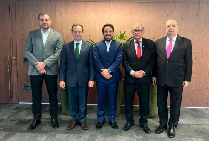 O prefeito Márcio Victor (centro) foi recebido pelo presidente Corrêa Junior e pelos desembargadores Gilson Lemes (esq.), Wanderley Paiva e José Luiz Faleiros (Crédito: Divulgação / TJMG)