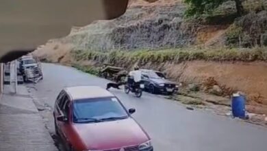 Motociclista é surpreendido por cachorro e morre em acidente em Miraí — Foto: Câmera de monitoramento