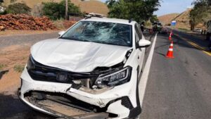 Acidente entre carro e moto deixou motociclista morto na BR-116, em Miradouro — Foto: Portal Miradouro/Reprodução