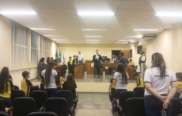 O juiz Rodrigo Maas dos Anjos conduziu um júri simulado com os estudantes (Crédito: Divulgação / TJMG)