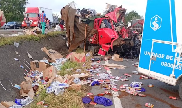 Batida entre carretas na BR-116 deixa dois mortos em Santo Estevão — Foto: Redes Sociais
