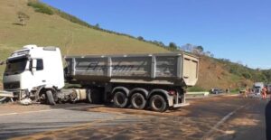 Acidente deixou a BR-116 interditada por duas horas — Foto: Reprodução/Joel André