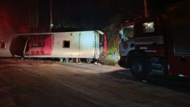 Duas passageiras morreram após ônibus de passeio tombar na BR 262 Crédito: Divulgação/Bombeiros