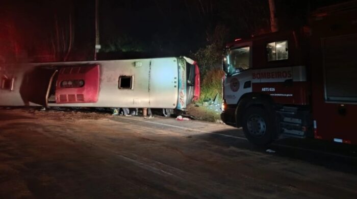 Duas passageiras morreram após ônibus de passeio tombar na BR 262 Crédito: Divulgação/Bombeiros