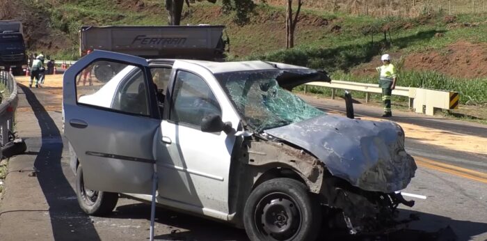 Acidente deixou a BR-116 interditada por duas horas — Foto: Reprodução/Joel André