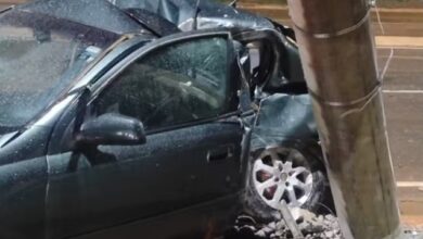 Motorista é arremessado para fora do carro após bater em poste em Caratinga — Foto: Redes sociais