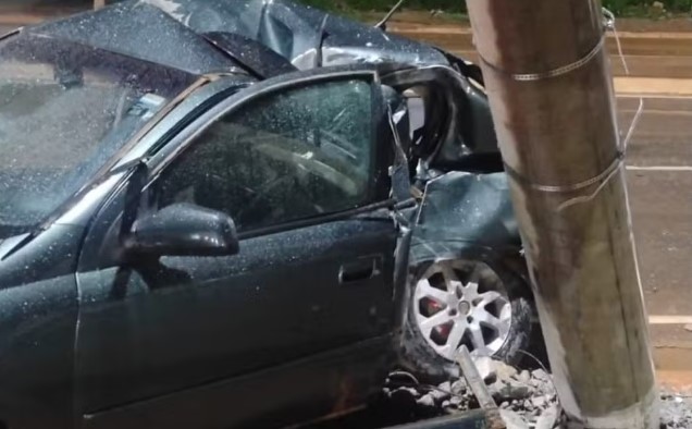 Motorista é arremessado para fora do carro após bater em poste em Caratinga — Foto: Redes sociais