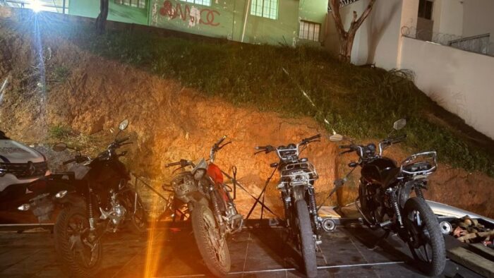 Os envolvidos foram orientados, assinaram os termos circunstanciados referentes às infrações e foram liberados Foto: PMMG/Divulgação