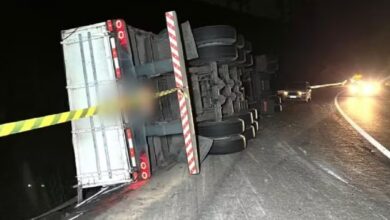 Família escapa com vida após carro ser atingido por carreta e cair em ribanceira na BR-116 — Foto: Rádio Muriaé/Divulgação