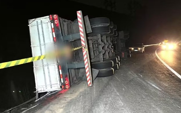 Família escapa com vida após carro ser atingido por carreta e cair em ribanceira na BR-116 — Foto: Rádio Muriaé/Divulgação