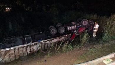 Motorista sobrevive após carreta tombar na BR-116, em Divino — Foto: Corpo de Bombeiros/Divulgação