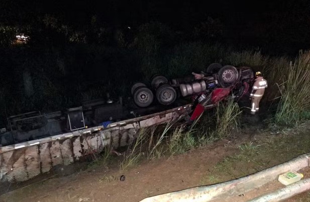 Motorista sobrevive após carreta tombar na BR-116, em Divino — Foto: Corpo de Bombeiros/Divulgação
