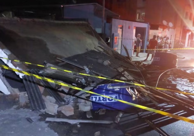 Estrutura de casa desaba e leva à evacuação de imóveis vizinhos em Caratinga — Foto: Corpo de Bombeiros