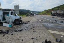 Acidente entre ambulância e carreta deixa dois mortos na BR-116, em Divino — Foto: PRF/Divulgação