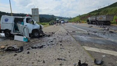 Acidente entre ambulância e carreta deixa dois mortos na BR-116, em Divino — Foto: PRF/Divulgação