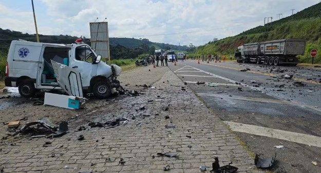 Acidente entre ambulância e carreta deixa dois mortos na BR-116, em Divino — Foto: PRF/Divulgação
