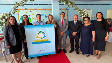 Da esq. para a dir.: os integrantes do Cejusc da Comarca de Lajinha, Otaviana Huebra, Leiliane Salvador, Davi Hubner e Eduarda Karolyne; o juiz coordenador do Cejusc, Allan Martins Ribeiro; o juiz de paz Arim Trindade; a oficiala Madalena de Oliveira; e a oficiala substituta Patrícia Rodrigues (Crédito: Divulgação / TJMG)