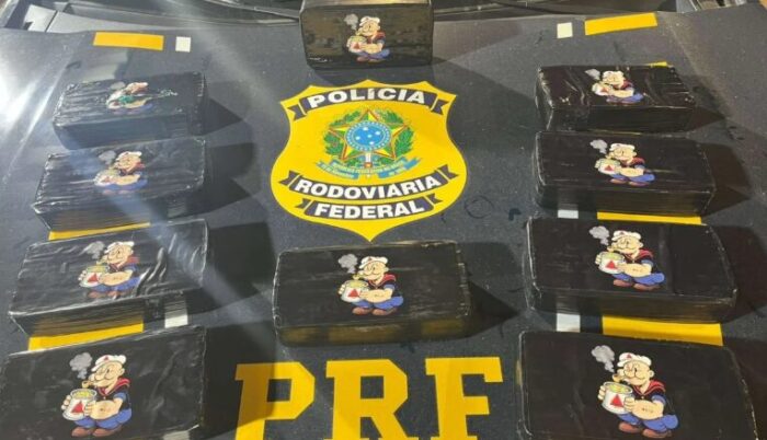 Casal foi preso pela PRF por transportar dez barras de pasta base de cocaína
