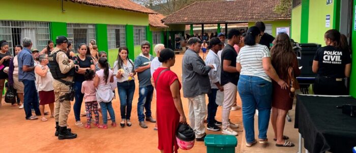 População aguardando atendimento no distrito de São Francisco do Humaitá (Crédito: Coesp / TJMG)